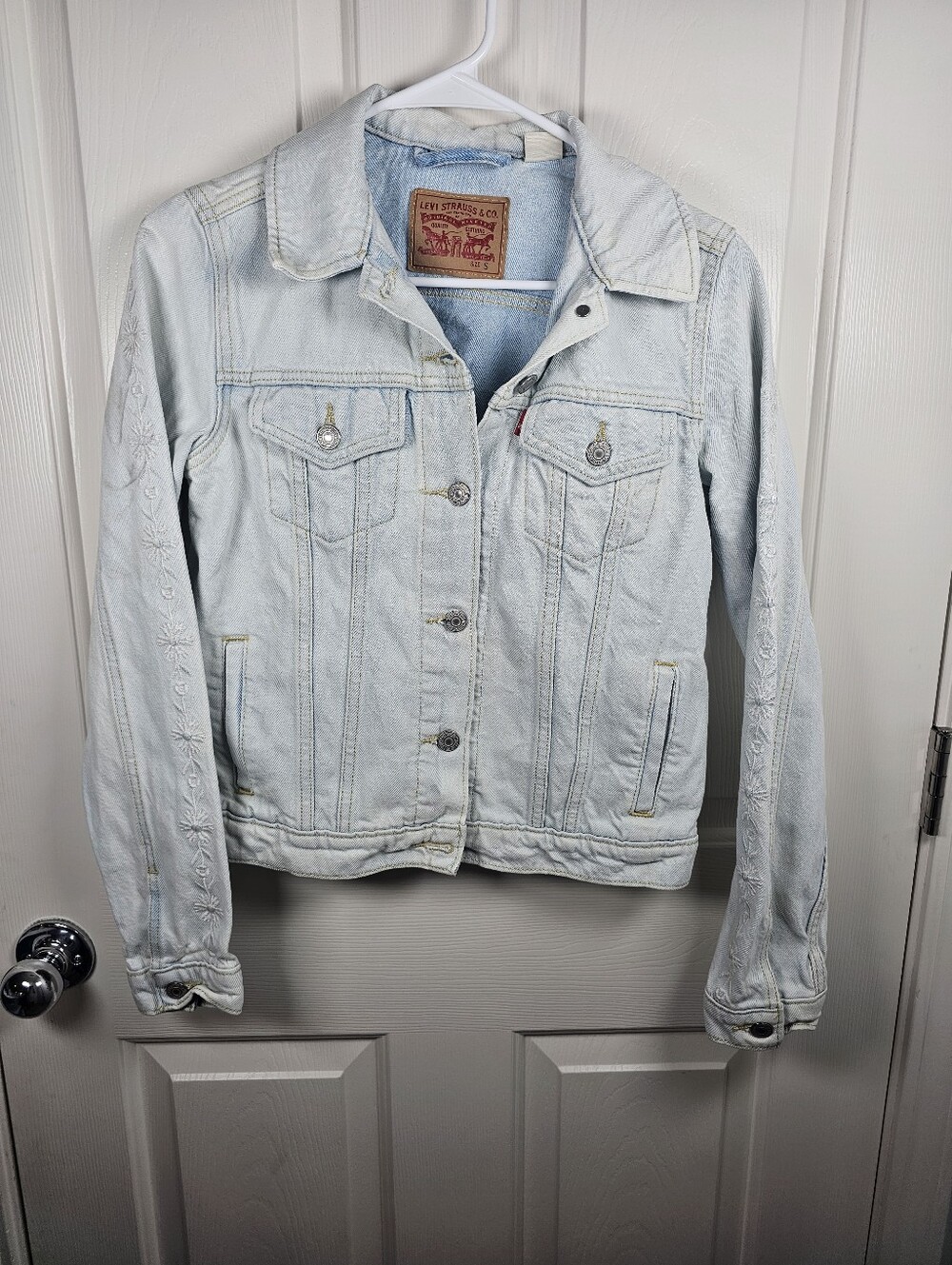 Levi’s Embroidered Floral Sleeves Light Wash Trucker Jean Jacket Women’s Size S - Picture 1 of 5